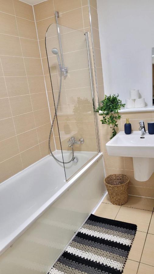 Apartment Balcony-view With Free And Secured Parking Manchester