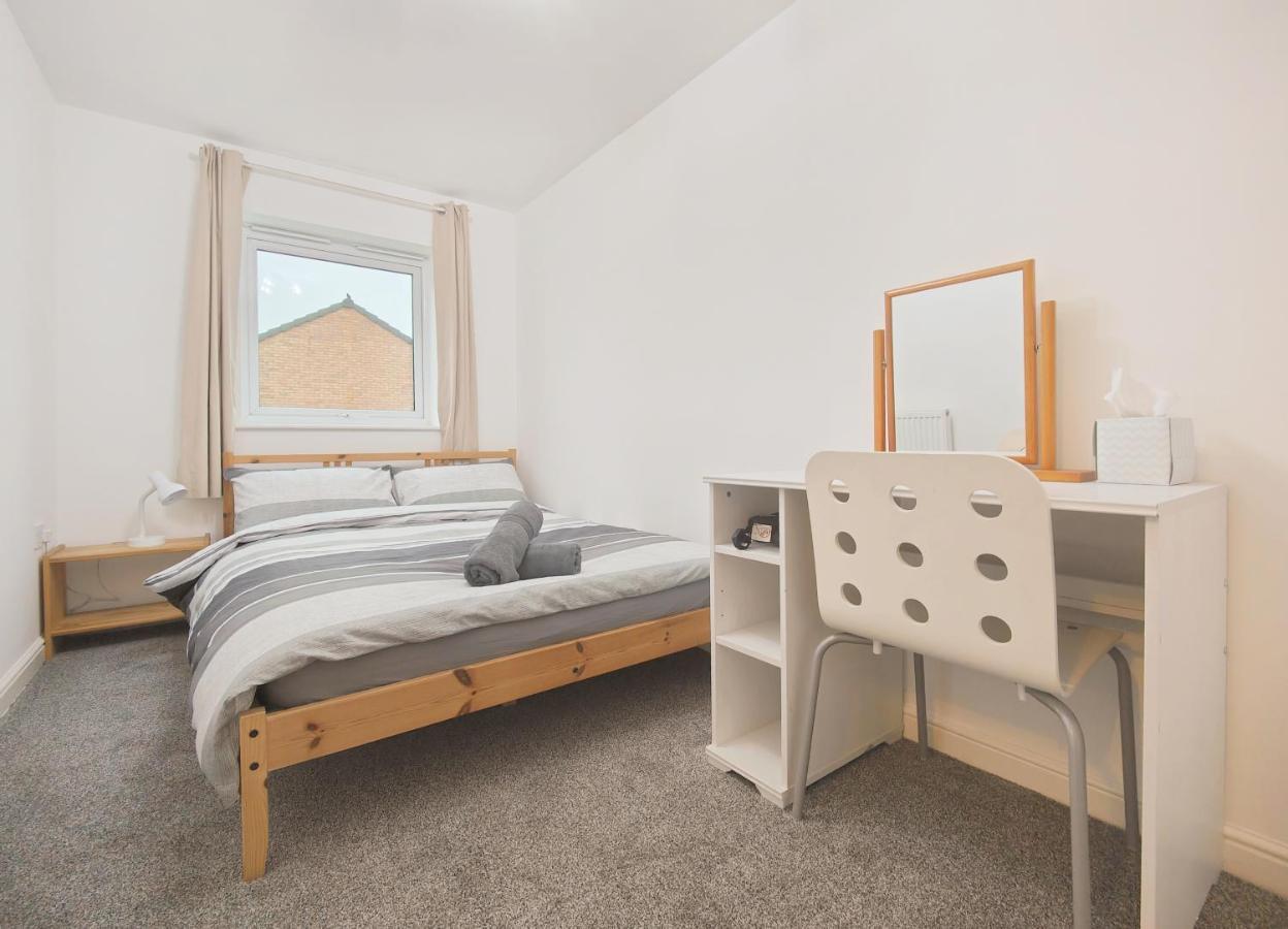 The Metcombe - With Free Parking 10 Minutes Walk To Etihad Stadium & Coop Live Arena *