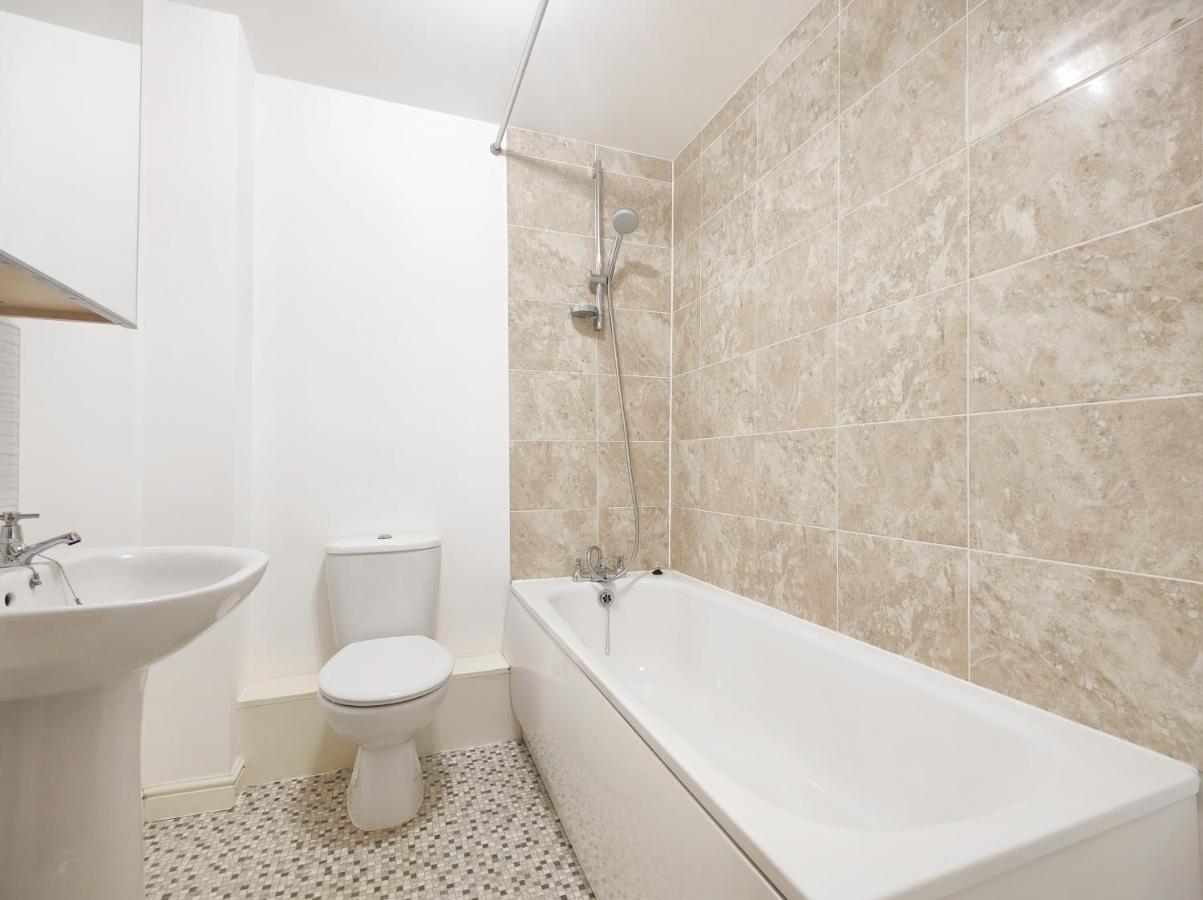 The Metcombe - With Free Parking 10 Minutes Walk To Etihad Stadium & Coop Live Arena Holiday home