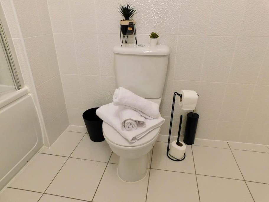 Holiday home Amila House Manchester, Modern, Spacious, Sleeps 9 With Parking Manchester