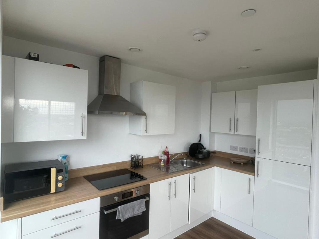 Luxury 2 Bedroom En-suite Balcony Views Apartment