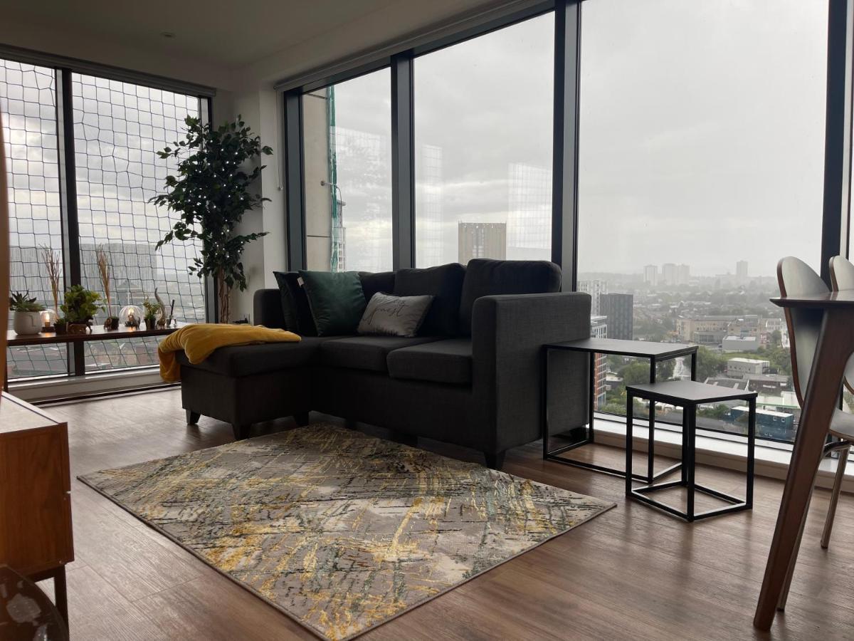 Luxury 2 Bedroom En-suite Balcony Views Manchester