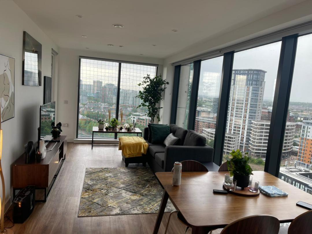 Luxury 2 Bedroom En-suite Balcony Views *