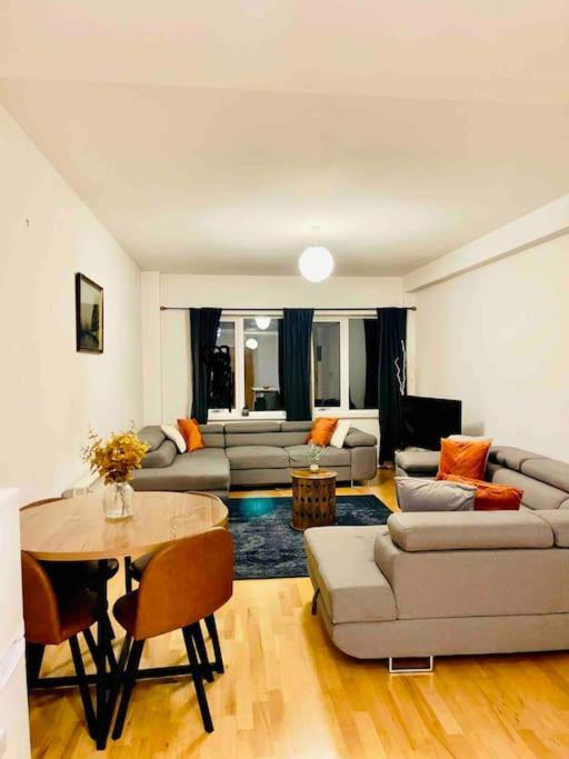 Apartment Beautiful Open Plan Living! *