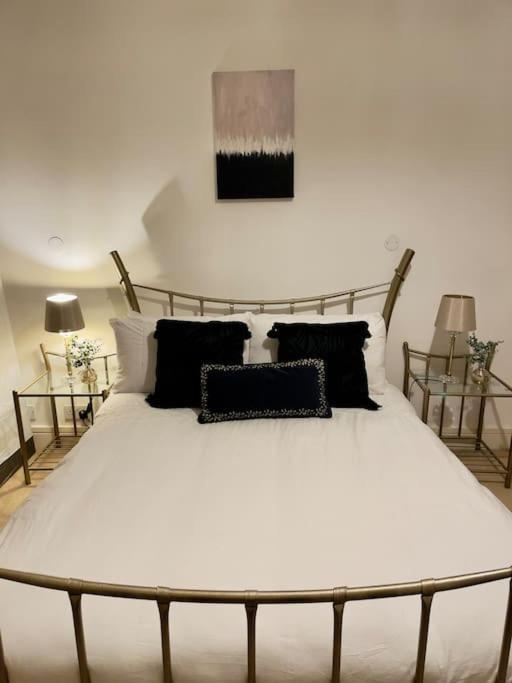 Beautiful Open Plan Living! Apartment
