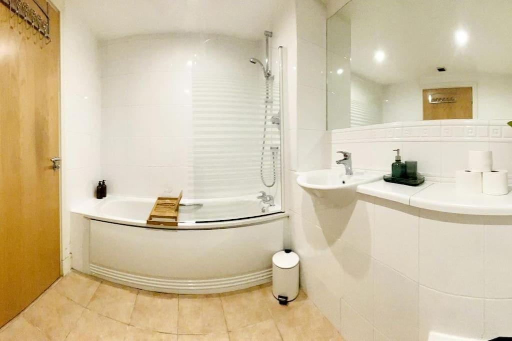 Beautiful Open Plan Living! Apartment