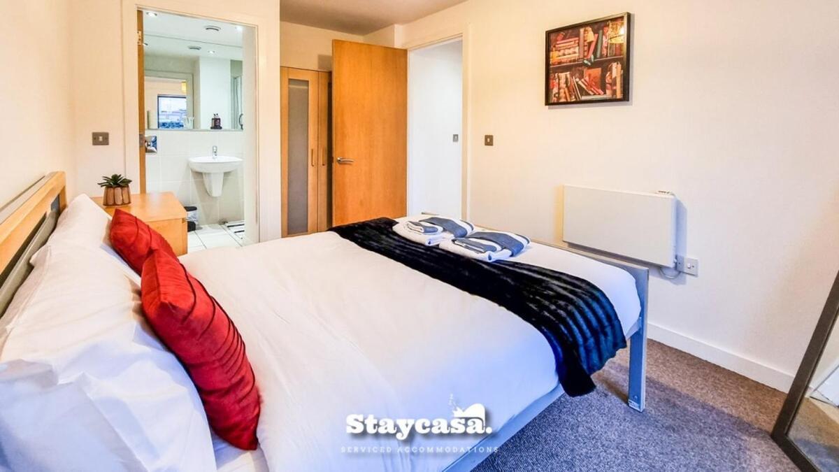 Bright Apt With Balcony & Secure Parking * Manchester