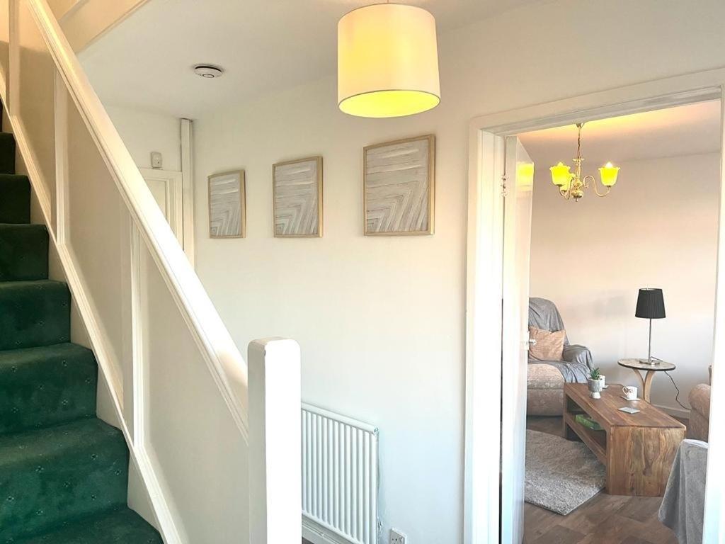 Spacious 3 Bedroom House - Sleeps 5 Apartment Manchester