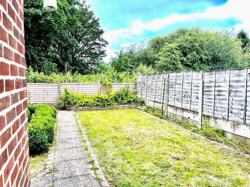 Apartment Spacious 3 Bedroom House - Sleeps 5 *
