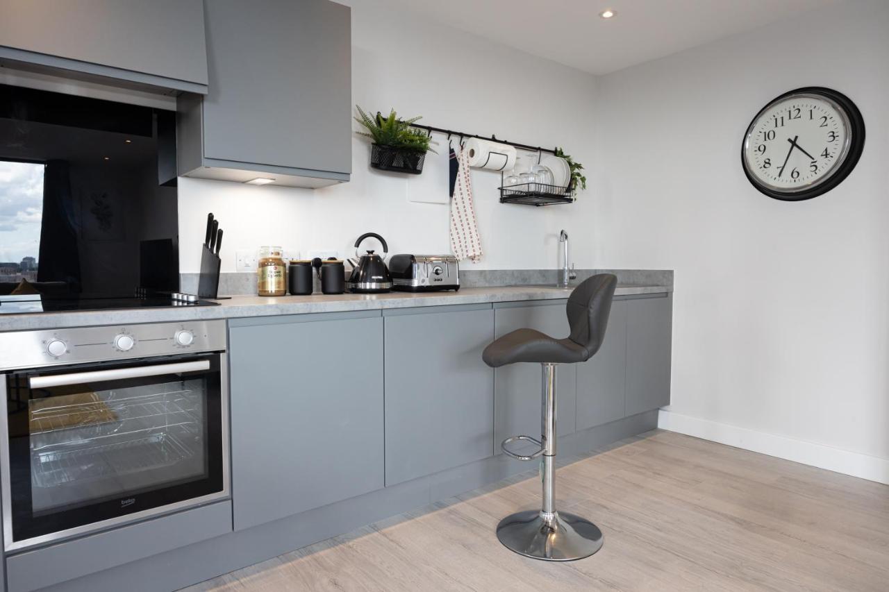 Contemporary 3 Bedrooms Apartment *