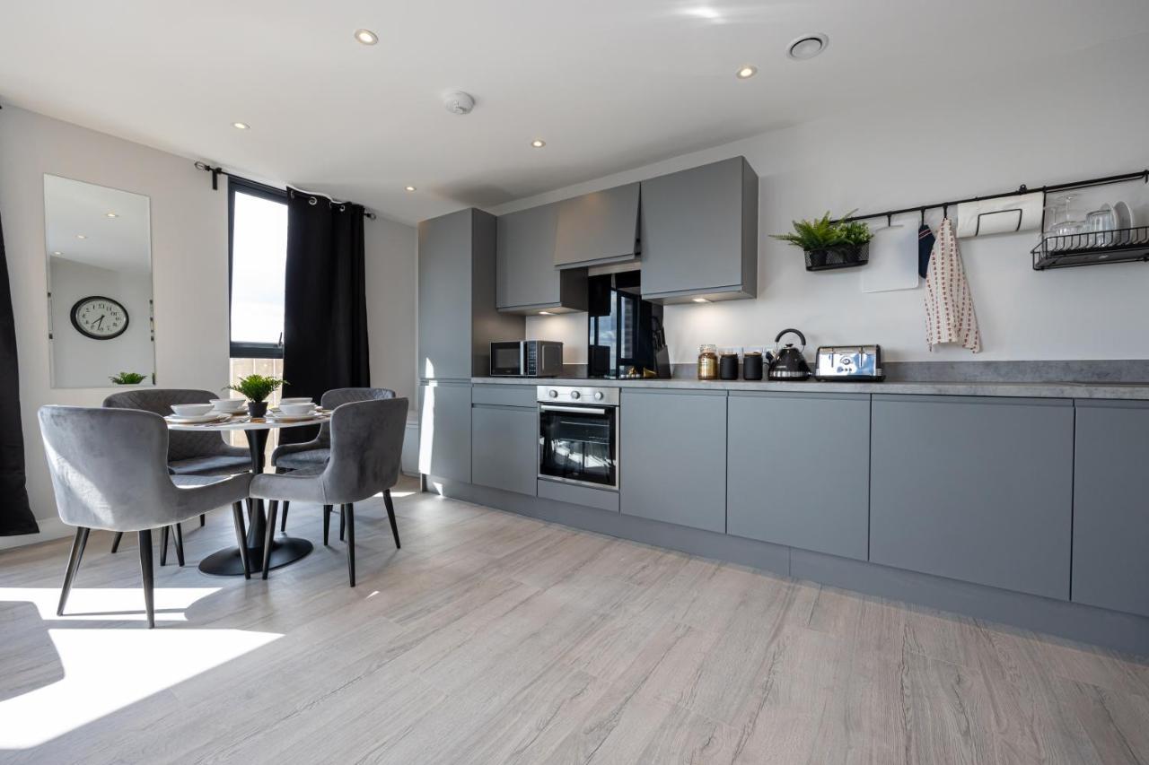 Contemporary 3 Bedrooms Apartment *