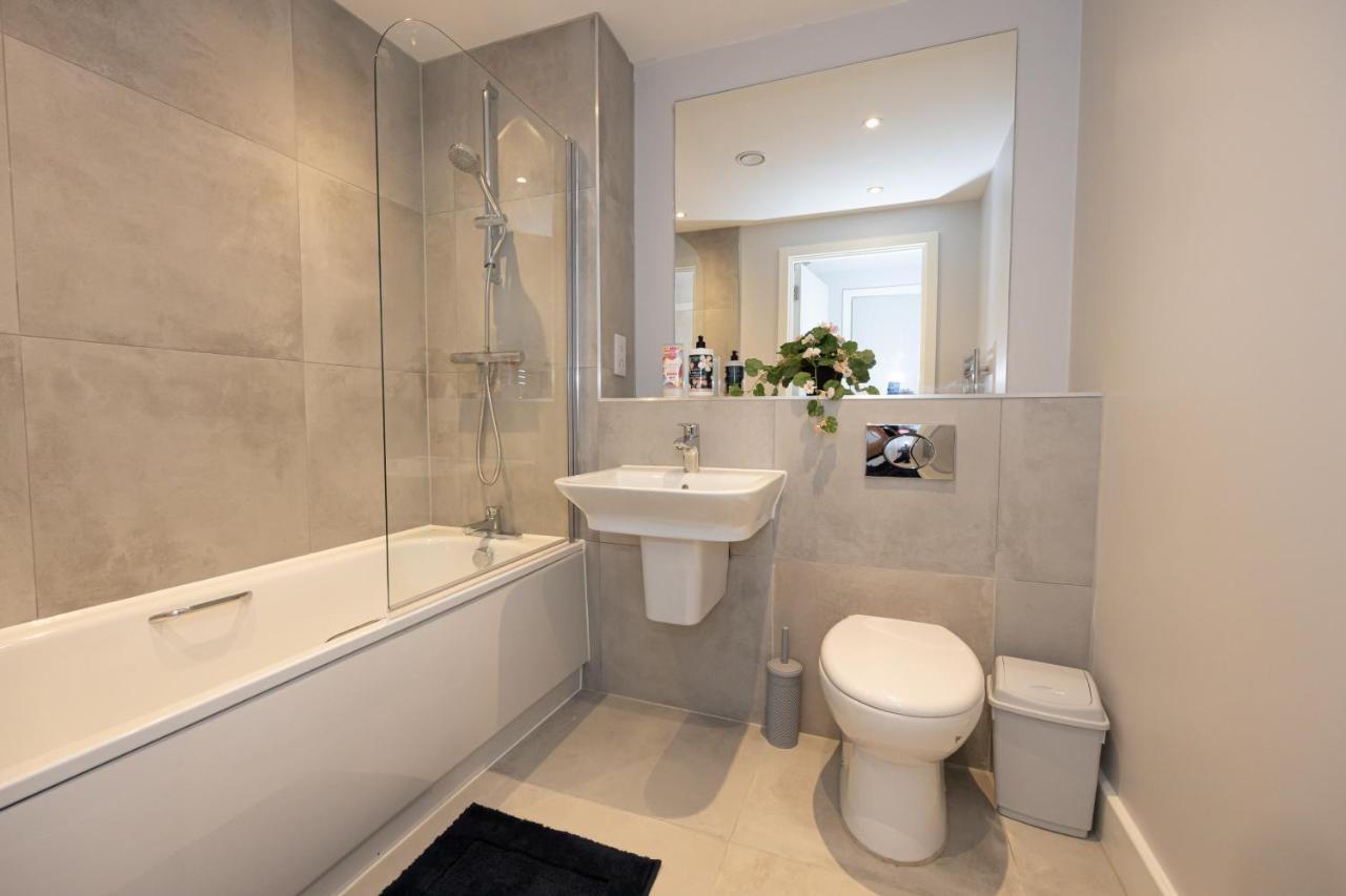 Contemporary 3 Bedrooms Apartment *