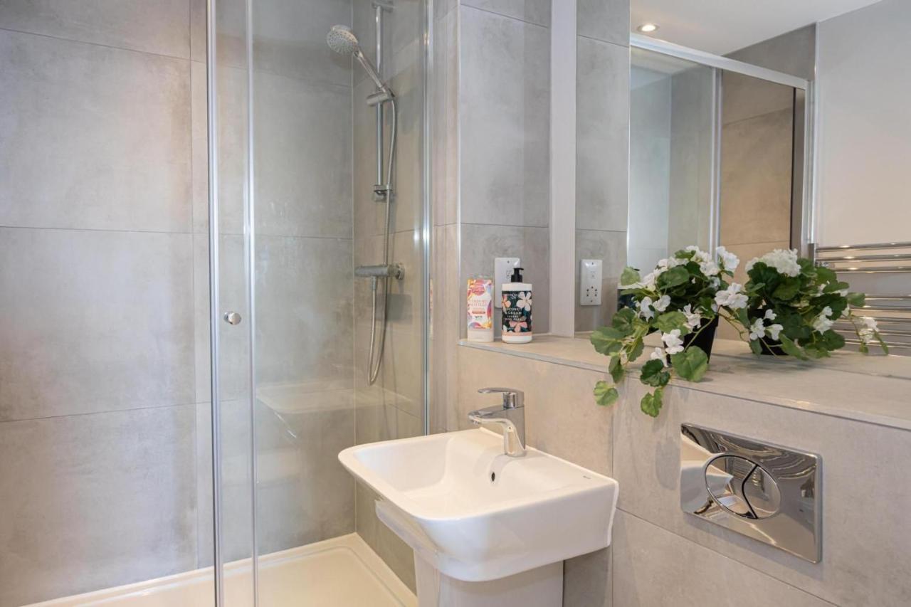 Apartment Contemporary 3 Bedrooms *