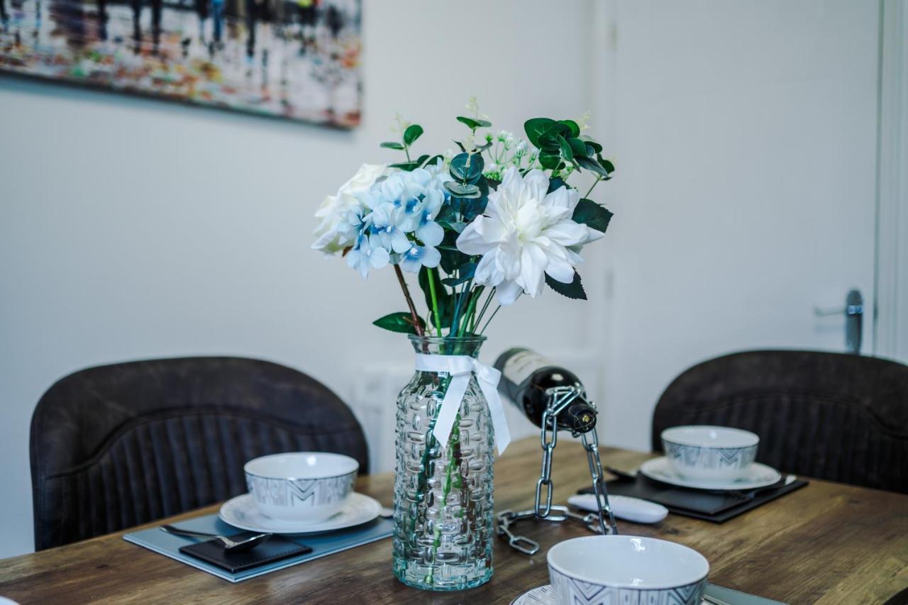 Apartment Cozy Away From In Manchester. Manchester