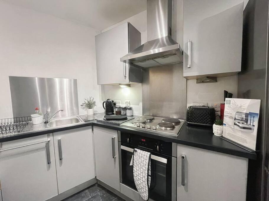 Cityfront Modern Apt near Centre/etihad, Free Parking