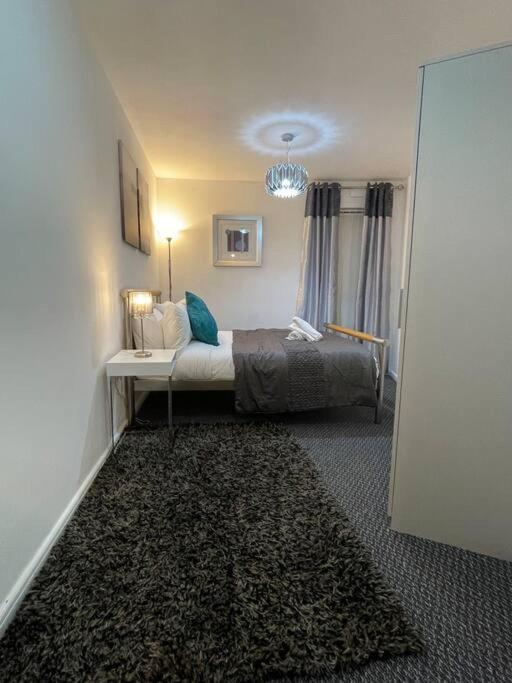 Cityfront Modern Apt near Centre/etihad, Free Parking *