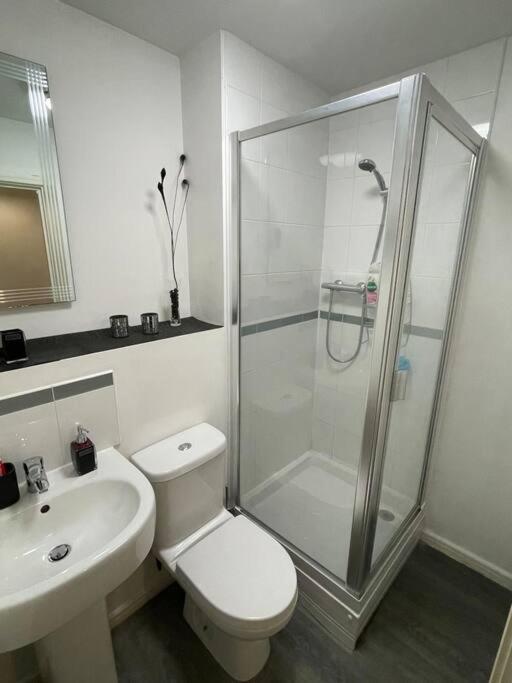 Cityfront Modern Apt near Centre/etihad, Free Parking Apartment