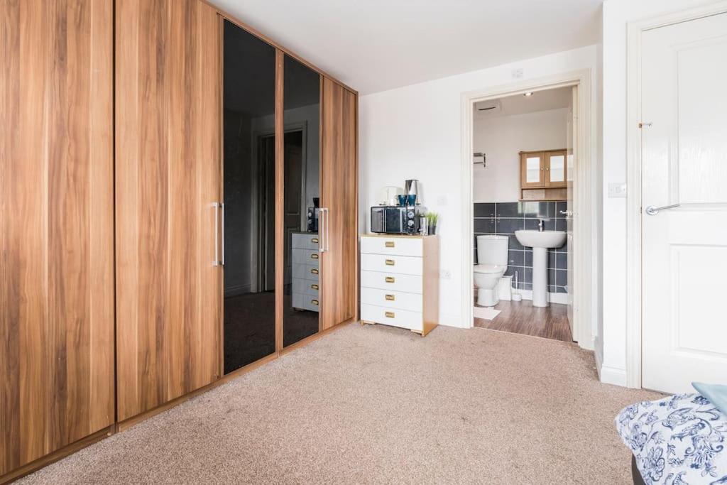 En-suit With Free Dedicated Parking Homestay