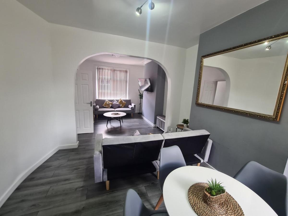 Apartment Lovely 2-bedroom House Close To Media City.