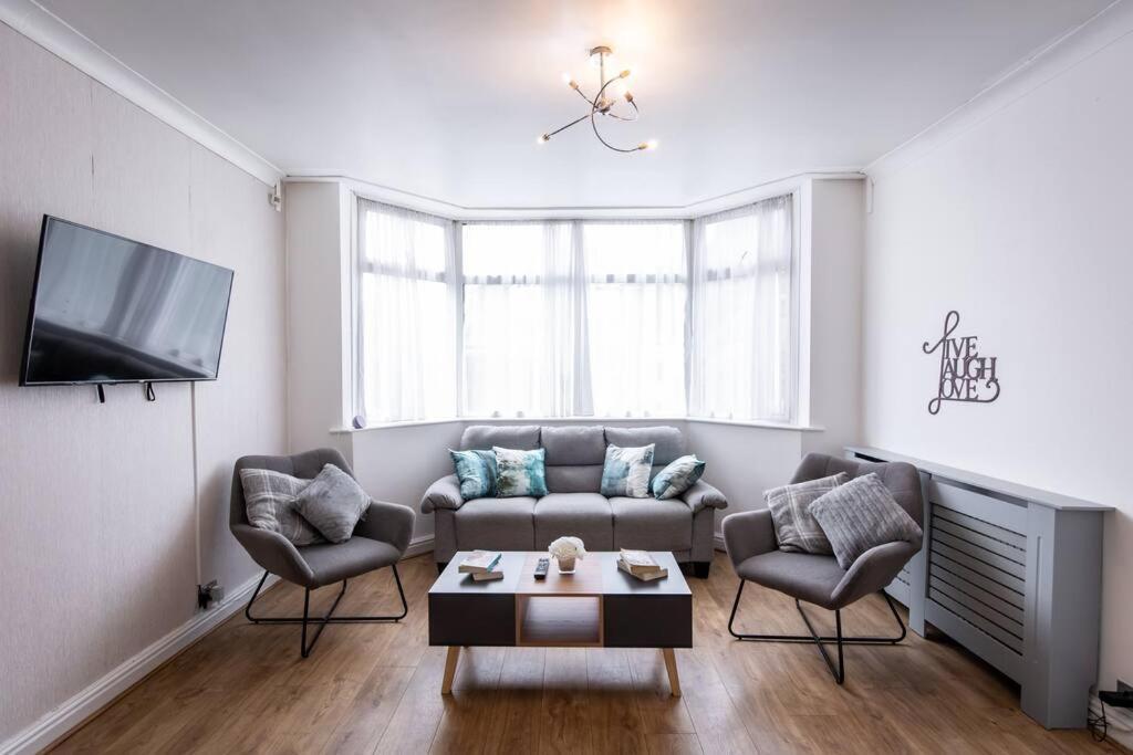 Windsor House 3 Bedrooms Sleeps 8 Manchester
