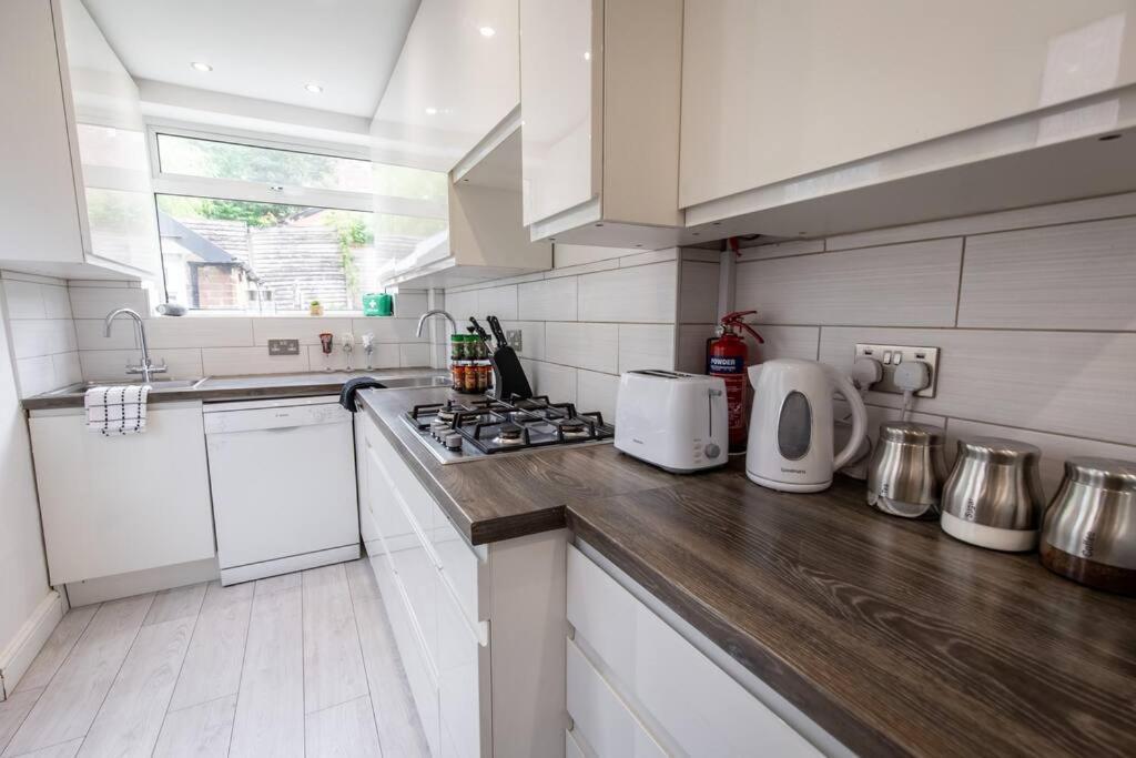 Windsor House 3 Bedrooms Sleeps 8 Holiday home Manchester