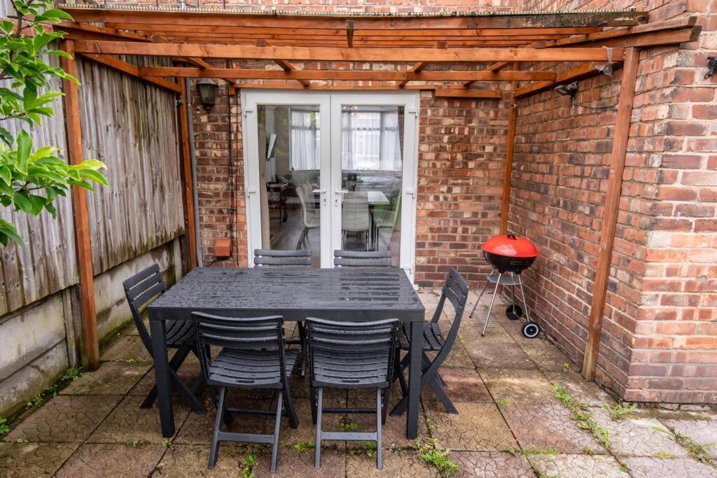 Holiday home Windsor House 3 Bedrooms Sleeps 8 Manchester