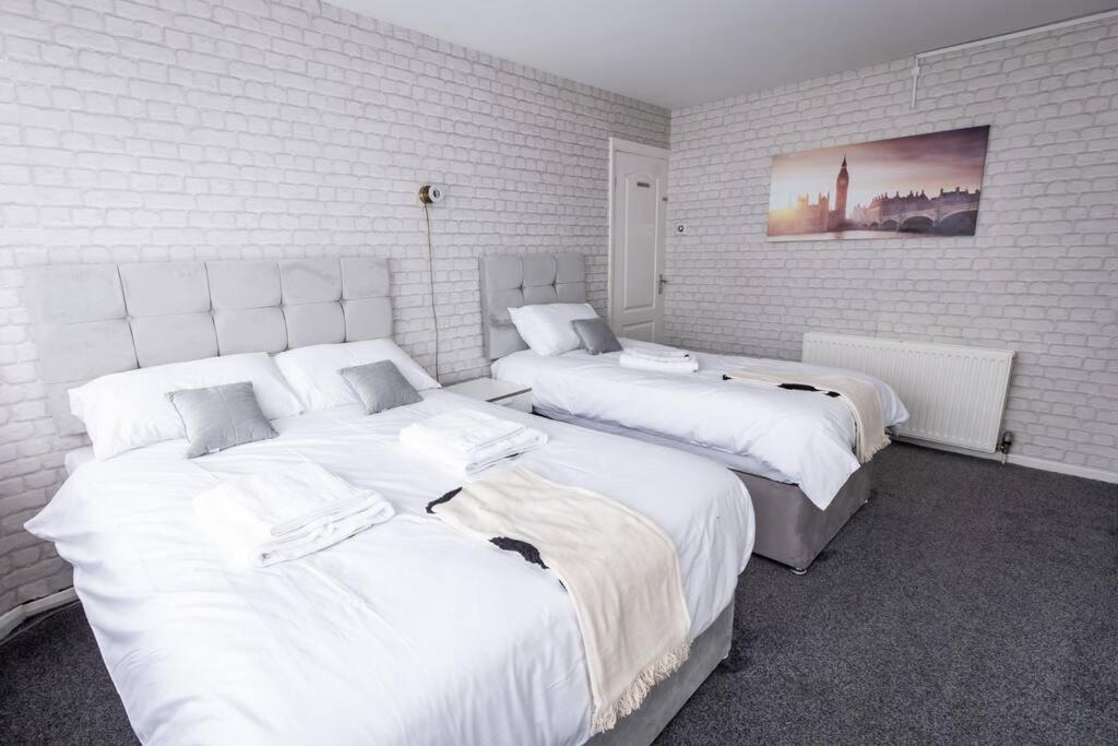 Windsor House 3 Bedrooms Sleeps 8 Holiday home Manchester