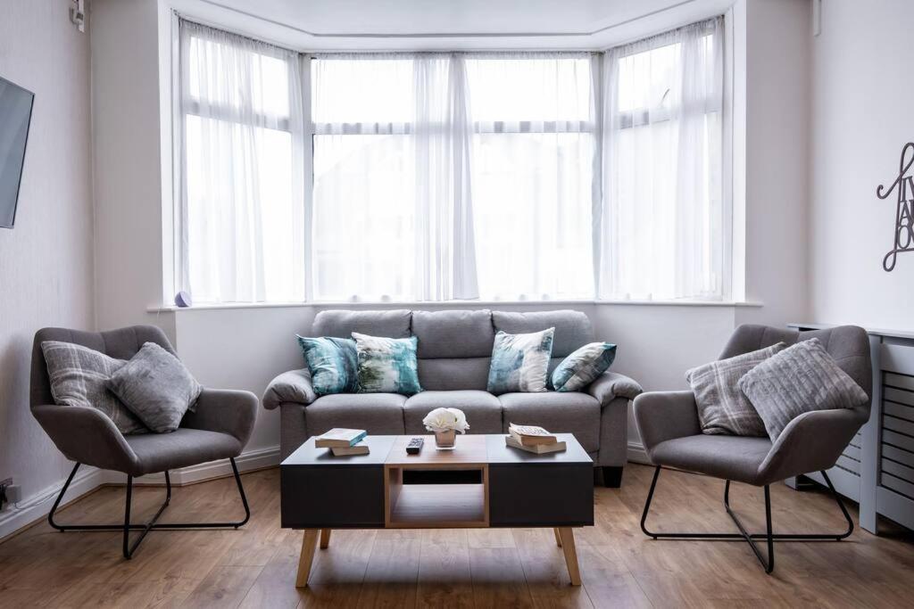 Windsor House 3 Bedrooms Sleeps 8 *