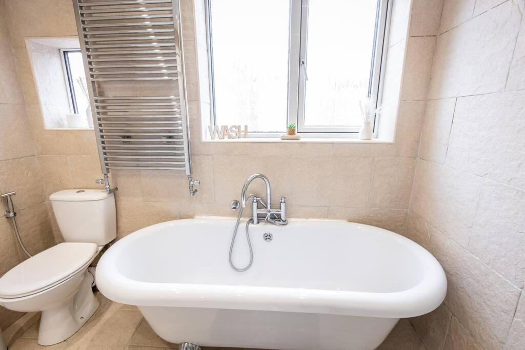 Windsor House 3 Bedrooms Sleeps 8 * Manchester