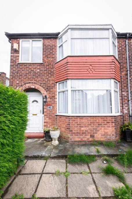 Windsor House 3 Bedrooms Sleeps 8 Manchester