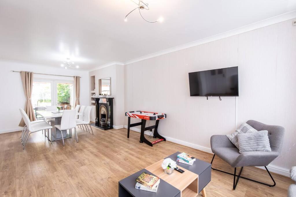 Windsor House 3 Bedrooms Sleeps 8 * Manchester