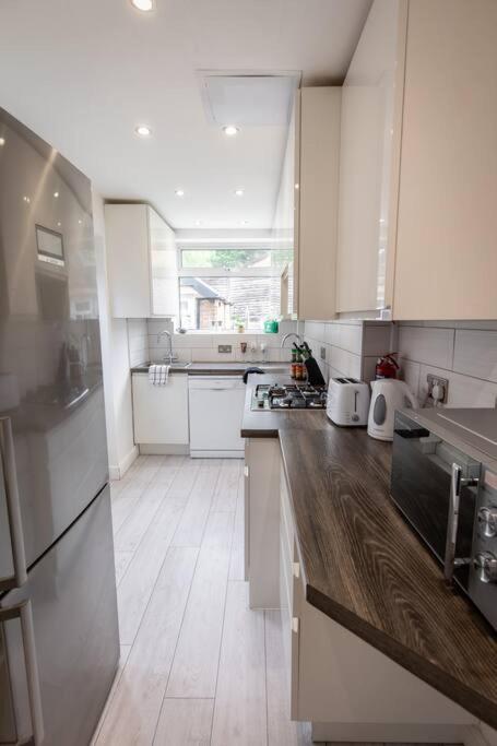 Windsor House 3 Bedrooms Sleeps 8 Holiday home Manchester