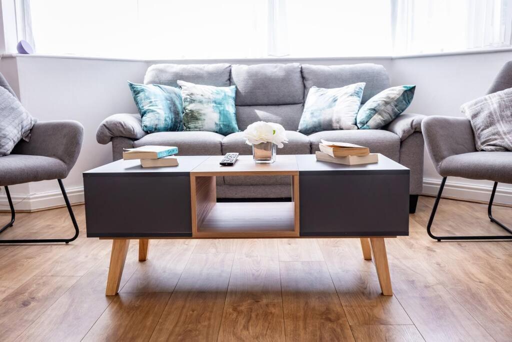 Windsor House 3 Bedrooms Sleeps 8 *
