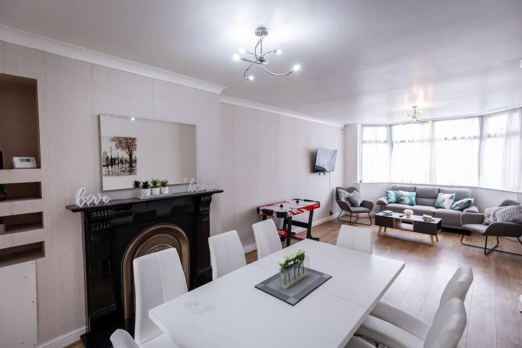 Windsor House 3 Bedrooms Sleeps 8 * Manchester