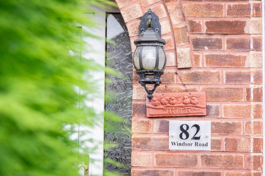 Windsor House 3 Bedrooms Sleeps 8 Holiday home Manchester