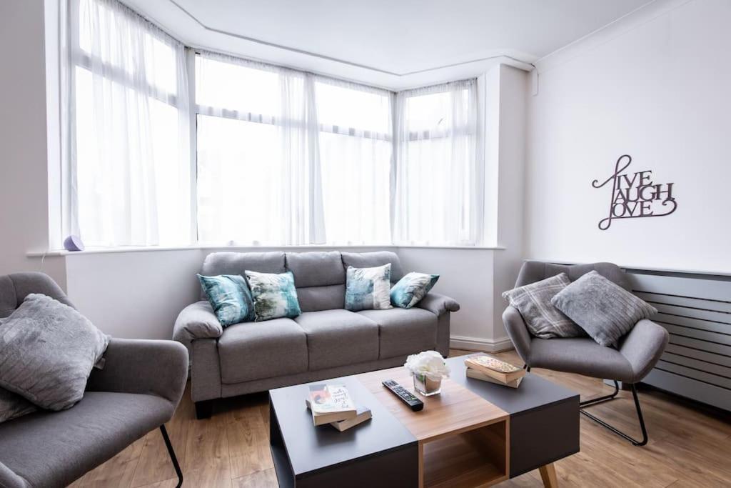 Windsor House 3 Bedrooms Sleeps 8 Manchester
