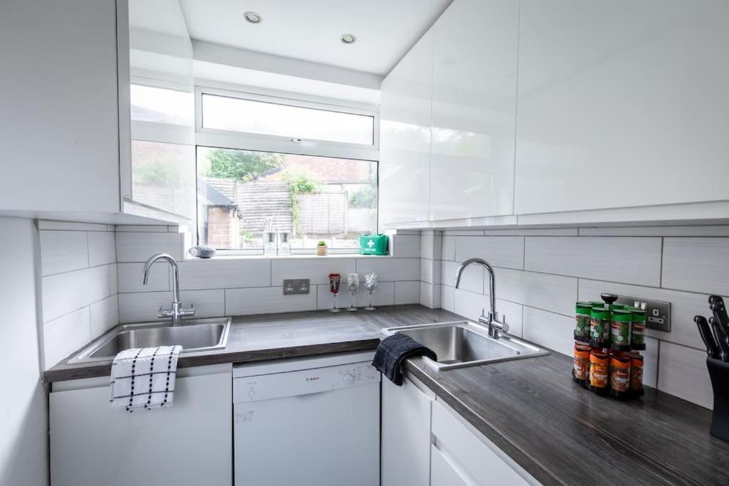 Windsor House 3 Bedrooms Sleeps 8 Manchester
