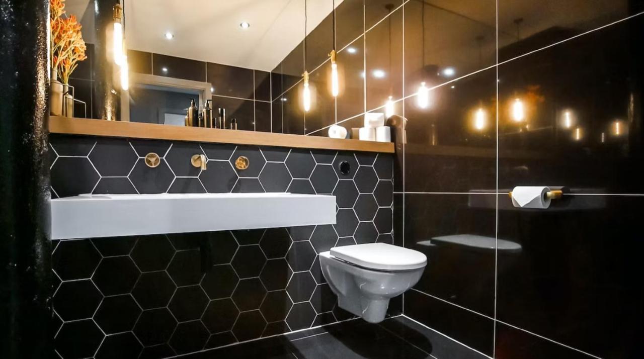 Immaculate 1-bed In Apartment *