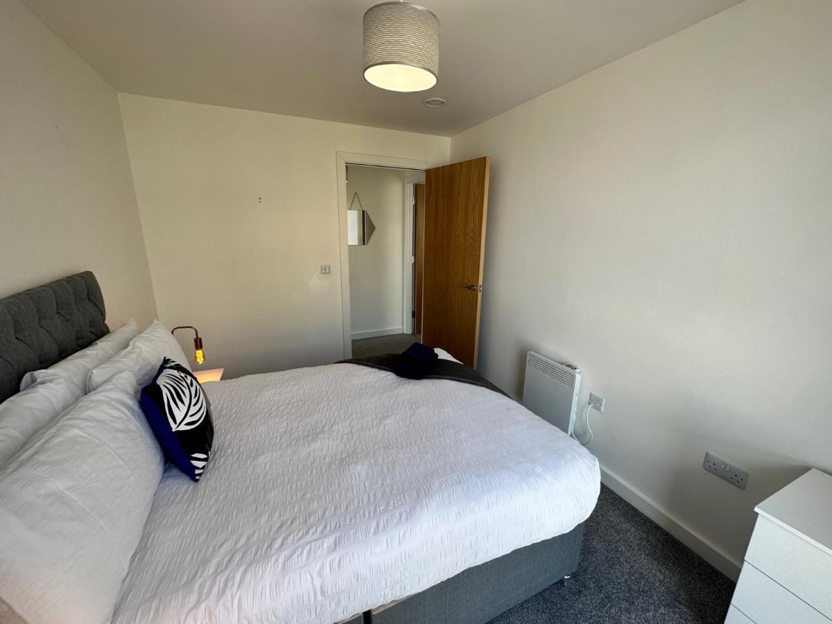 2 Bed With Balcony, Centre Apartment *