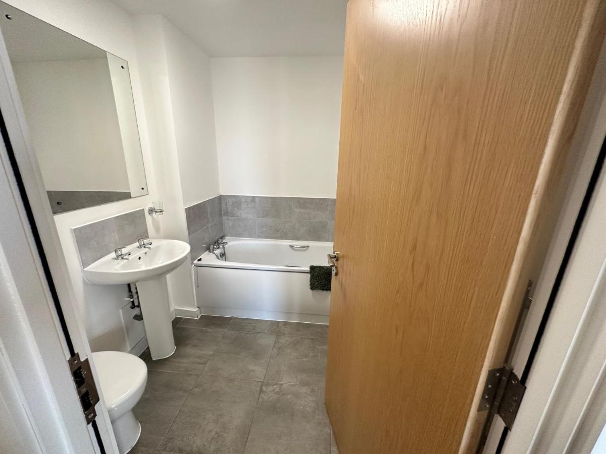 2 Bed With Balcony, Centre Apartment