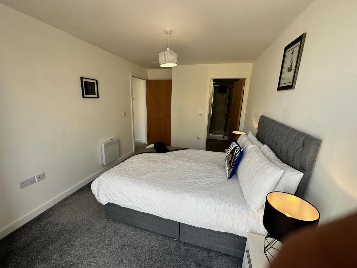 2 Bed With Balcony, Centre Apartment