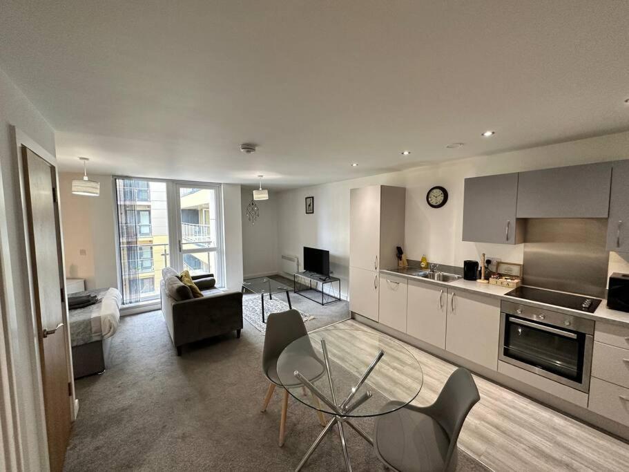 Apartment Stylish For 2 Mcr+balcony