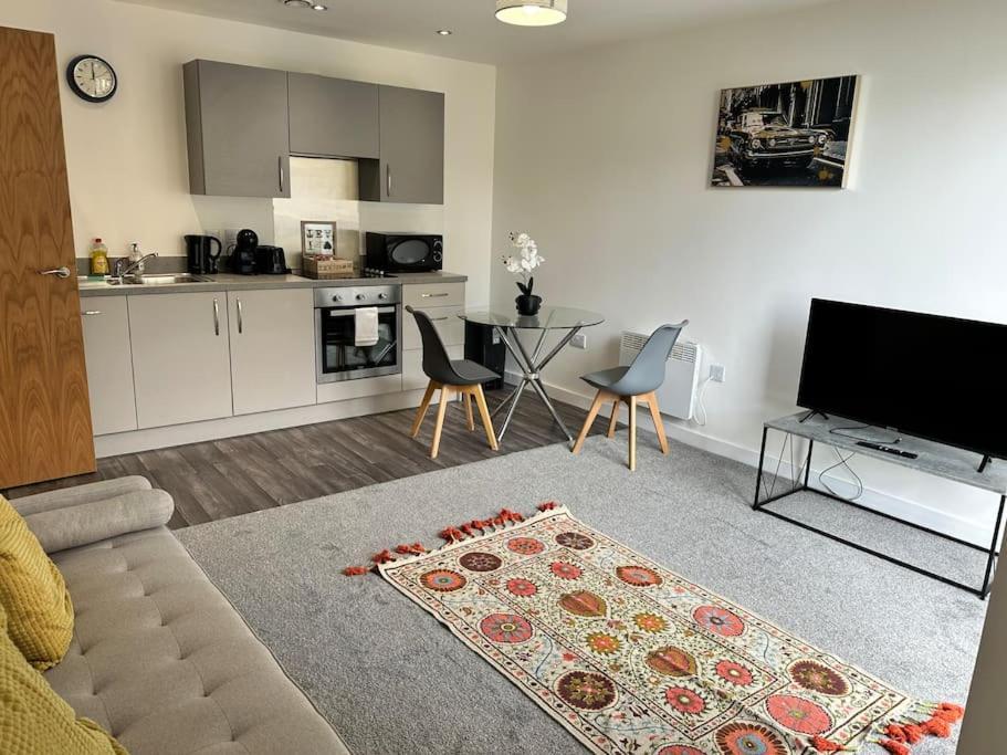 Super Mcr 1 Bed + Balcony Apartment