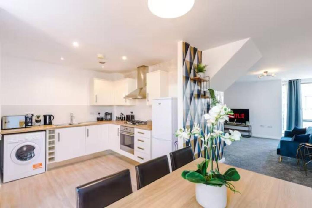 3 Bedroom Mcr Dens Manchester