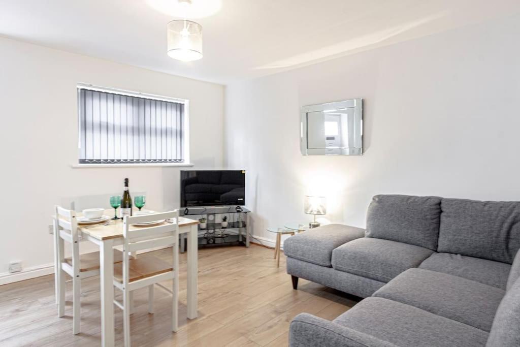 Cosy & Fully Equipped In Swinton Apartment
