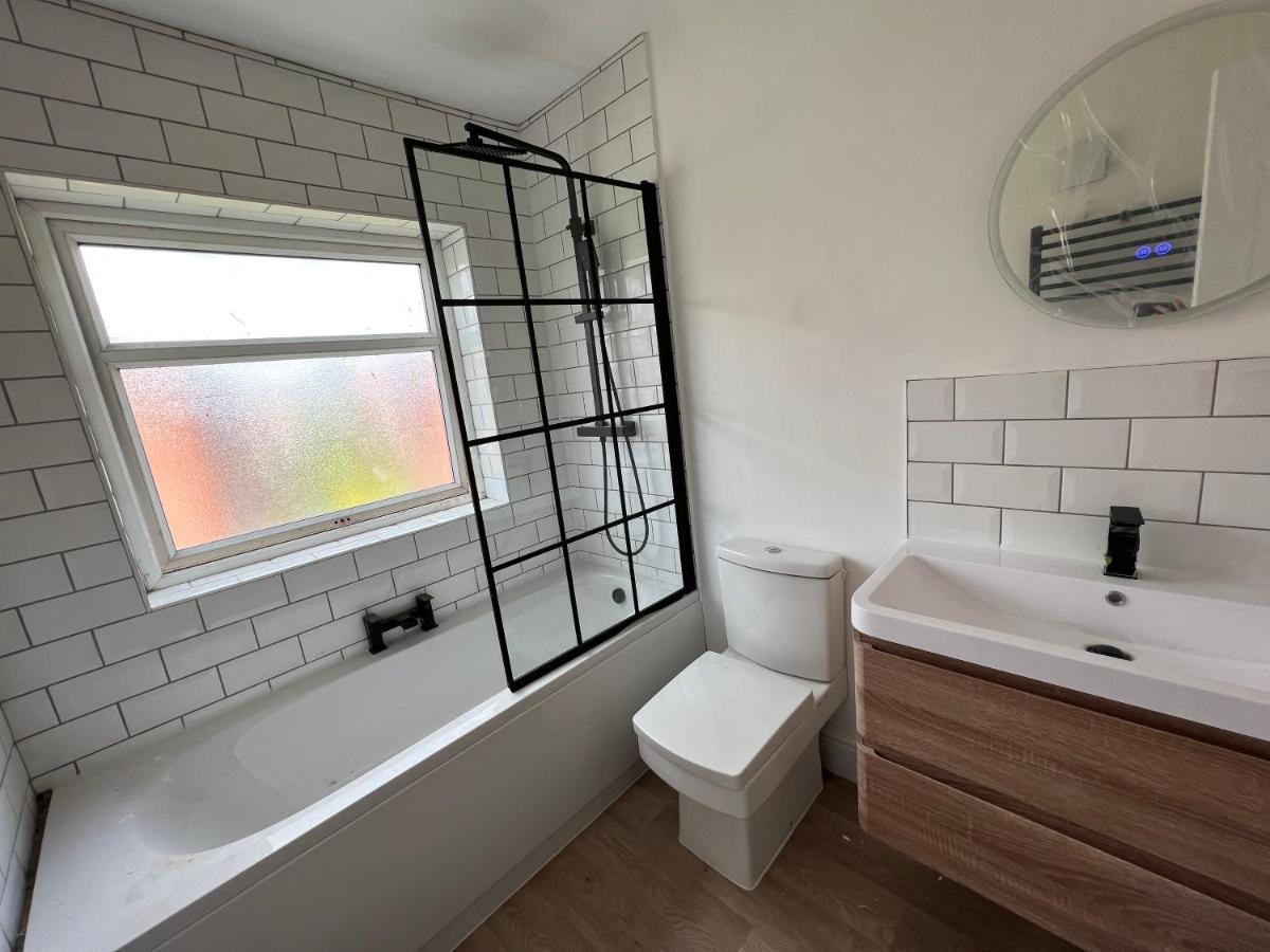 Altrincham Terrace - 2 Bedroom House - Free Parking - Sleeps 6 - Near Tram Stop *