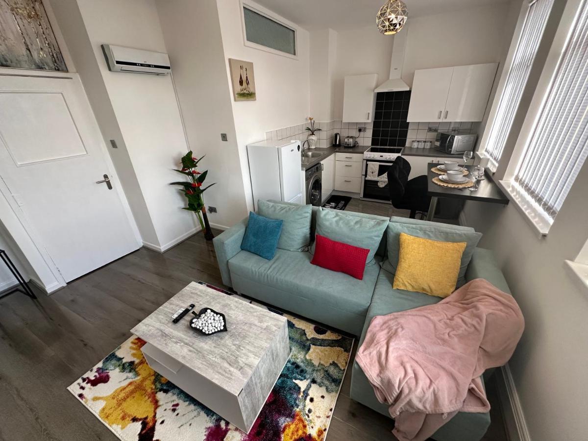 Lovely 2 Bedroom In Close To Centre And Stadium #1 Apartment *
