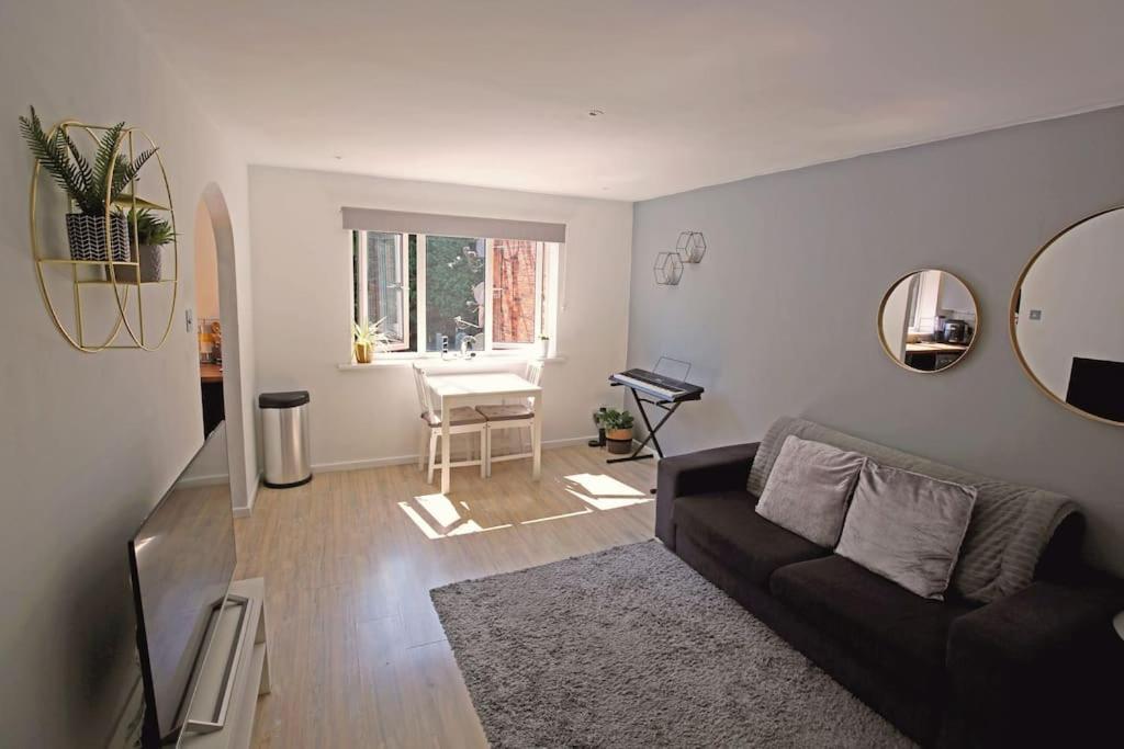 Entire 2 Bed In * Manchester