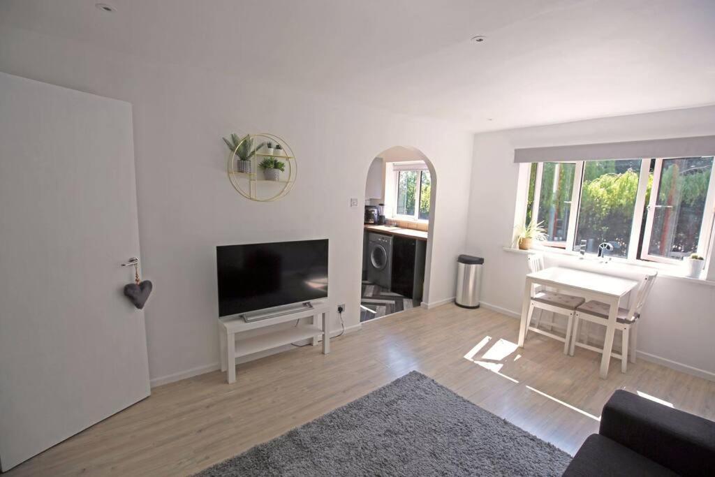 Entire 2 Bed In Apartment