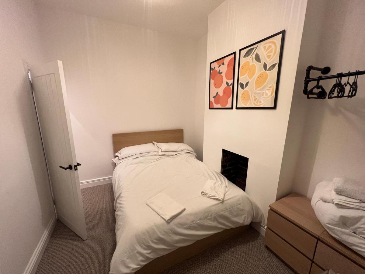 Altrincham Terrace - 2 Bedroom House - Free Parking - Sleeps 6 - Near Tram Stop Holiday home Manchester